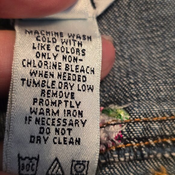 Lilly Pulitzer Women 6 Embroidered Strawberries Stretch Shorts Jean Cut Off - Picture 10 of 16